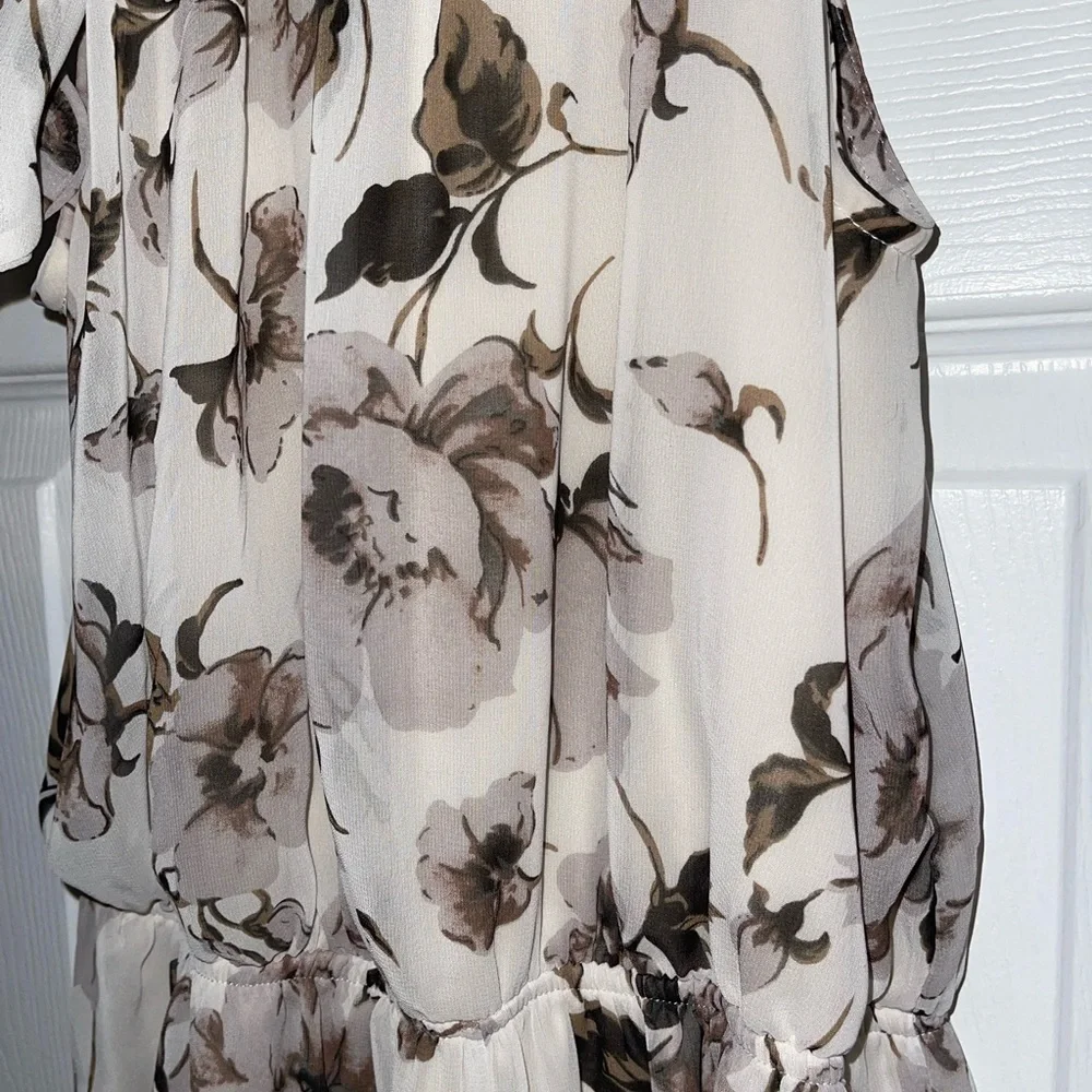 White floral print romper! - Picture 2 of 2
